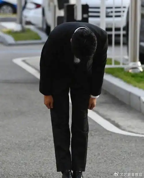 李善均涉毒后首次公开道歉90度鞠躬,精心打扮做发型剃胡子剪指甲