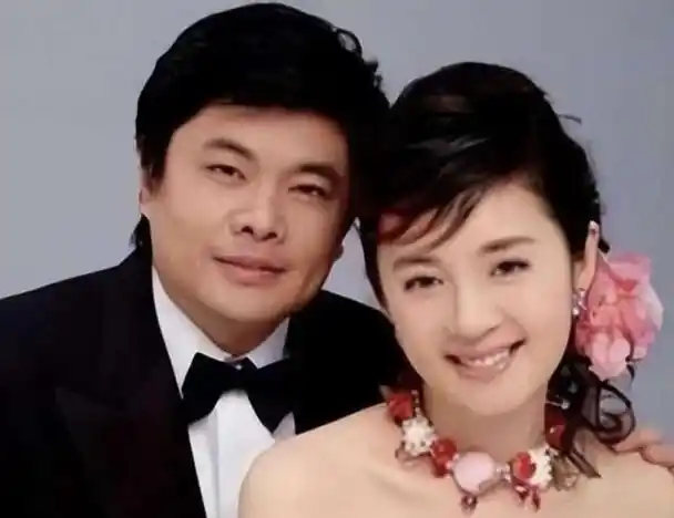 为娶央视主持人富豪丁健抛妻弃子没想到前妻和现任处成了闺蜜