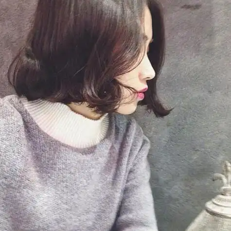 短发卷发尾女生头像