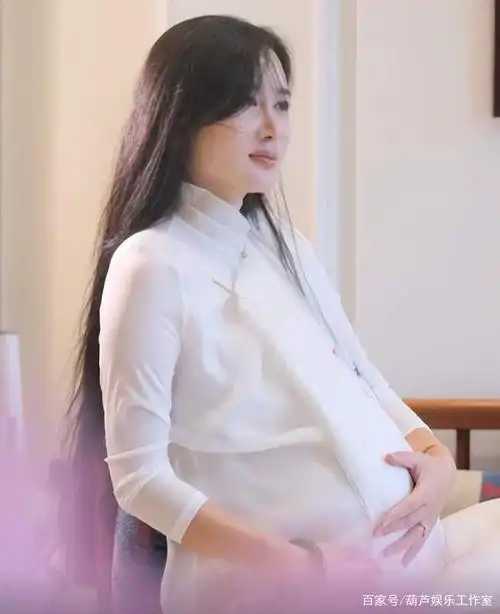 张纪中晒妻子哺乳照,身穿汉服满屏尽显母爱