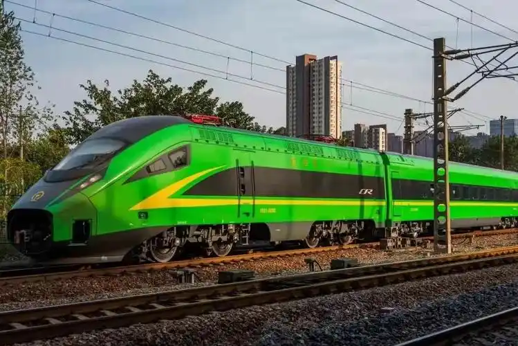 复兴号"绿巨人"动车组和"澜沧号"动车组