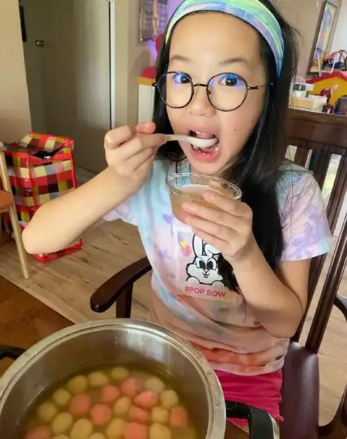 10岁neinei穿泳衣戴墨镜上演湿发诱惑,气质逆袭_neinei