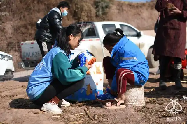 大凉山孩子冬天穿凉鞋,腾讯爱心网友让他们穿上温暖新衣