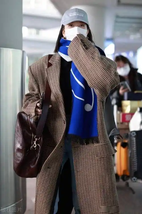 街拍:宋妍霏棕色千鸟格大衣 蓝色围巾 牛仔裤 棒球帽潇洒自_机场_北京