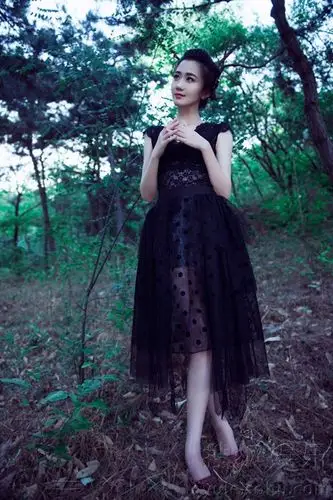 司珂华空降山林之巅 黑色蕾丝尽展神秘魅惑