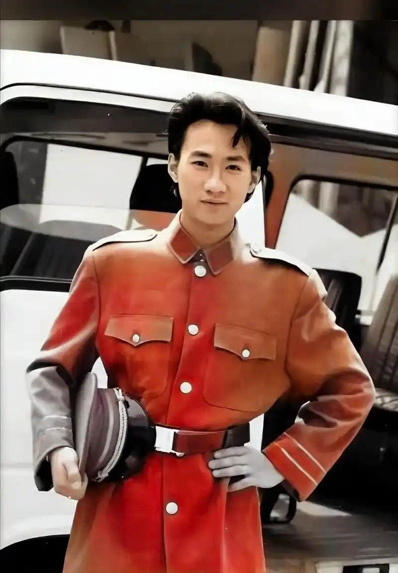 黄家驹年轻时英俊的外表和阳光般的笑容总是吸引着人们的目光.