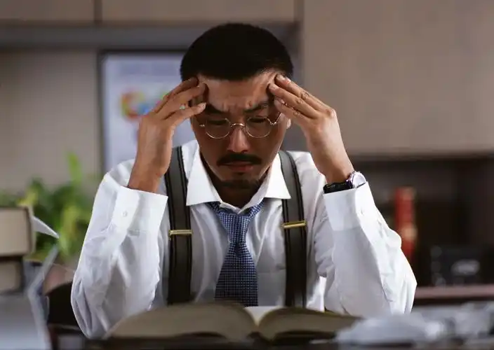 工作男性劳累疲惫图片中年人姿势工作人物表情男性疲惫劳累