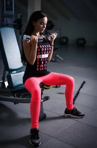 正在健身的美女图片-美丽的年轻性感的女孩在健身房锻炼素材-高清图片