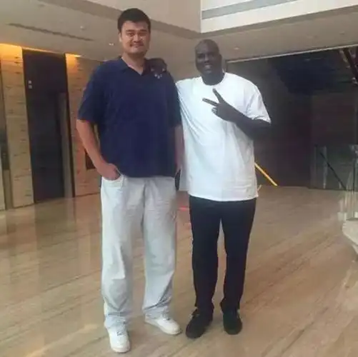 亲自看过照片,才敢相信世上有5个人合影能碾压奥尼尔