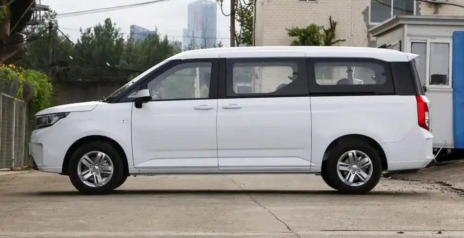 7.58万起卖,五菱征程长5米多配9座,可承重3.3吨,还有双侧滑门