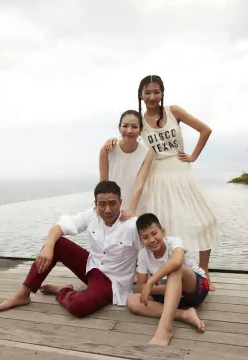 原创胡军儿子长大了穿衣时髦又霸气11岁已荷尔蒙爆棚尽显男人味