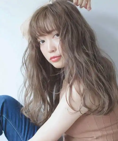 关于2022流行的发型及颜色的配图及描述