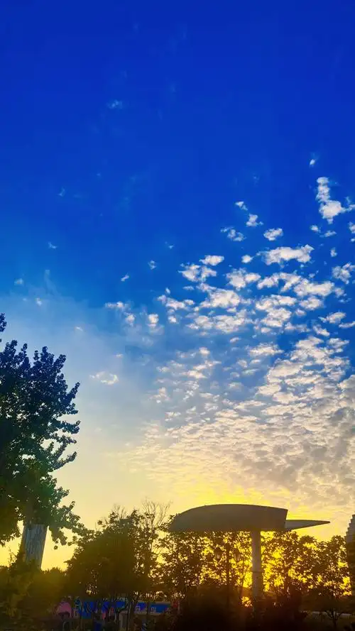 蓝天白云夕阳西下