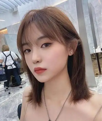 "秋季爆款初恋减龄锁骨发" 6 0 款_发型