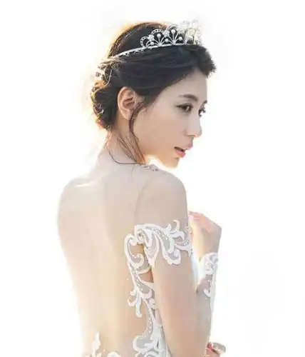 贾静雯私藏的婚纱照曝光,太简约了,网友:从细节你还能发现什么