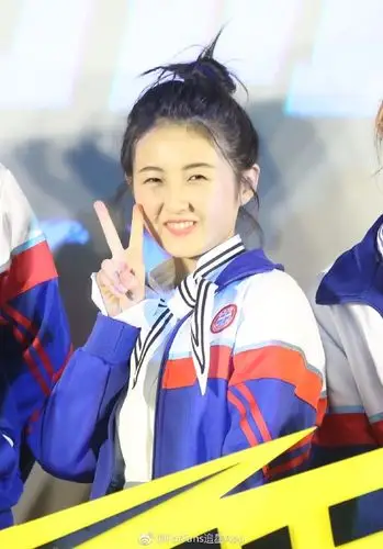 张子枫穿校服亮相快把我哥带走发布会面带微笑比剪刀手卖萌