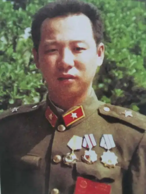 1,1979年9月,中央军委授予李作成为"战斗英雄"荣誉称号.