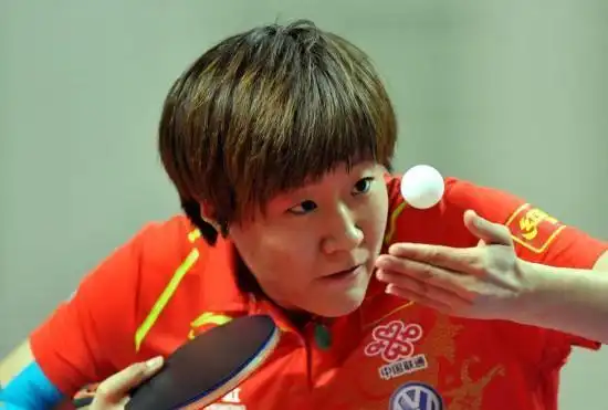 打的郭焱,顶住了巨大的压力挺身而出,战胜了新加坡队的第三单打孙蓓蓓
