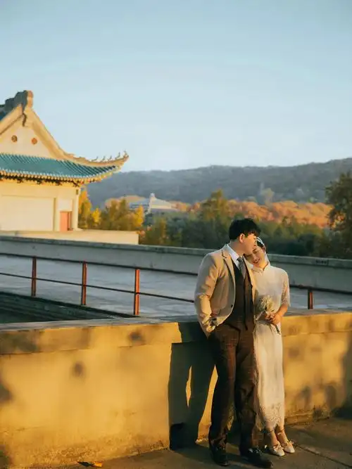 光线与漫山黄澄澄的叶子构筑出一幅完美的画面#武汉大学  #武大婚纱照