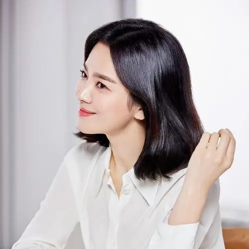 38岁宋慧乔短发搭配绿色上衣加短裤 ,简约却减龄又时尚,真美_发型