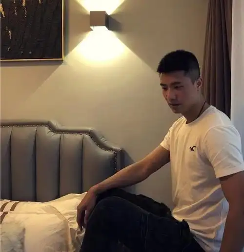 2,帅哥生活照组图一个人(帅哥照片生活照一人)求20张帅哥的生活照,要