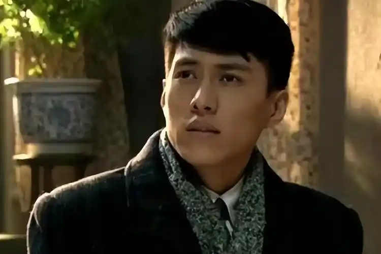 真正让靳东爆红的是2014年的《琅琊榜》和《伪装者》,成熟稳重的魅力