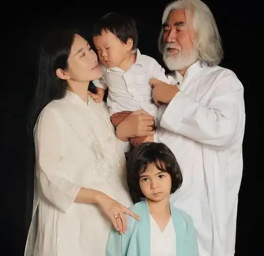 不久前,中国著名导演张纪中的一家五口合照成为了热门话题,尤其是儿子