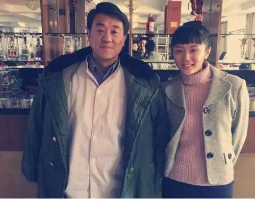 国家一级演员何冰,娶了初恋23年从无绯闻,看到他老婆就明白了_手机搜