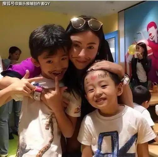 张柏芝携三儿罕见露面,6岁娃身高猛长,长得越来越像他!