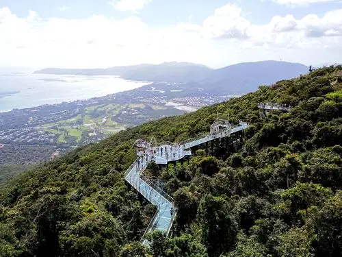 走在玻璃栈道上,只要两眼直视前方,拉好护手,感觉尚可.