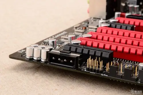 n 4pin的主板供电接口