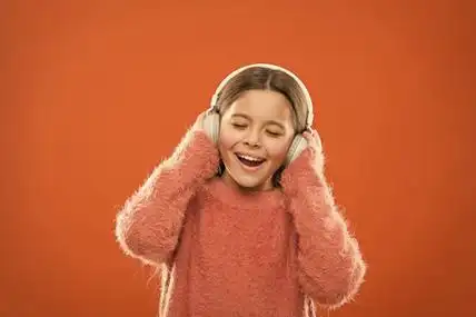 宣传片音乐推荐享受声音.可爱的小女孩戴着耳机听音乐.