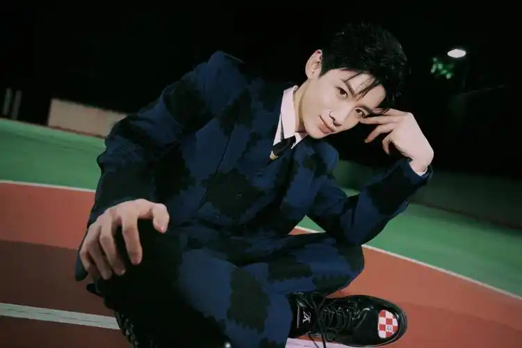 白敬亭格子西装写真