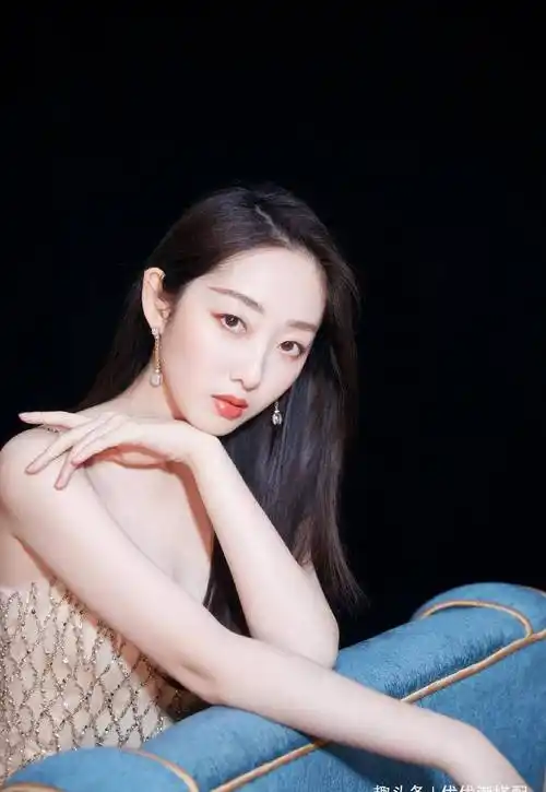 亮片绣礼服裙非常符合,小花蒋梦婕这个年龄段的女性,正值人生最灿烂的