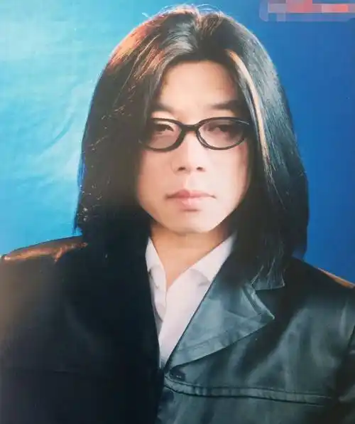 郭峰与相恋8年的女友分手后,至今未婚无子女,60岁只能和母亲过_郭科会