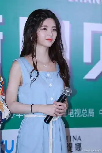 剧场女神林思意清新的妆容出镜,淡雅自然的神态美丽端庄