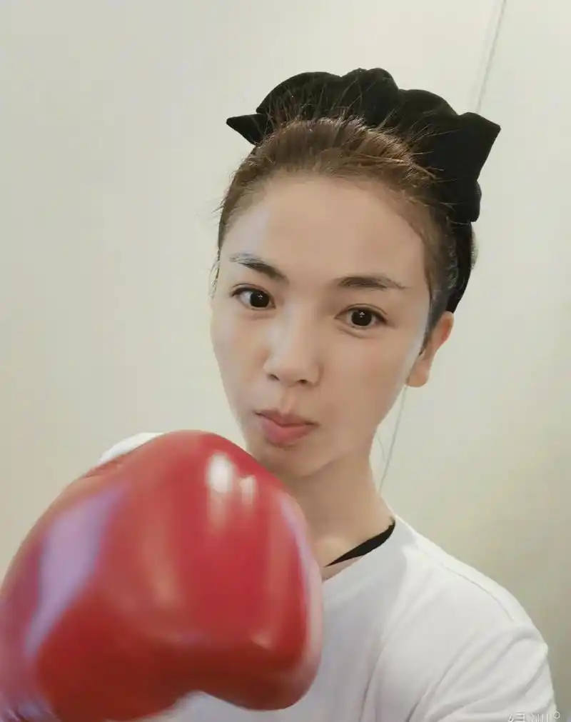 刘涛晒拳击自拍照 姐姐真的好自律,素颜状态也超好,这就是保持好身材