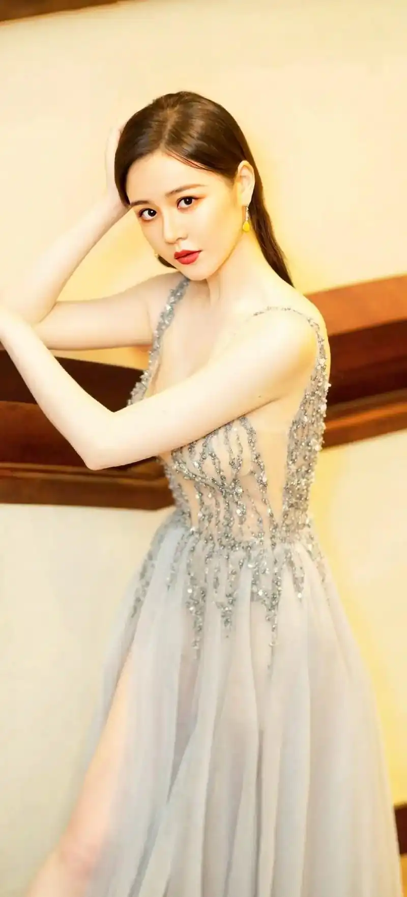 邱意浓美丽动人性感妩媚高清无水印壁纸