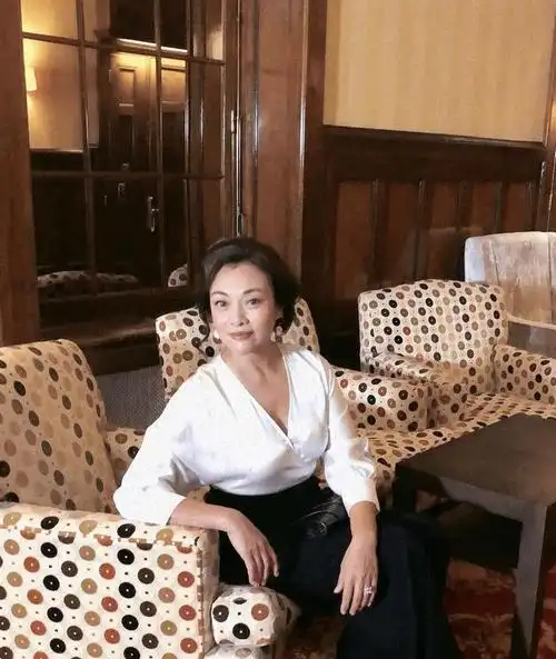 59岁史可老得真体面不do脸妆发得体穿衣有品妈妈们学起来