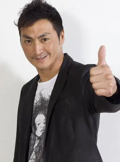 息影做食品生意,61岁何家劲内地工厂招工惹争议,被网友吐槽黑心