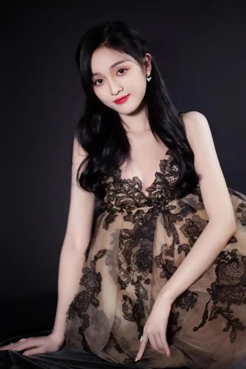 吴宣仪吊带纱裙可爱甜美复古写真