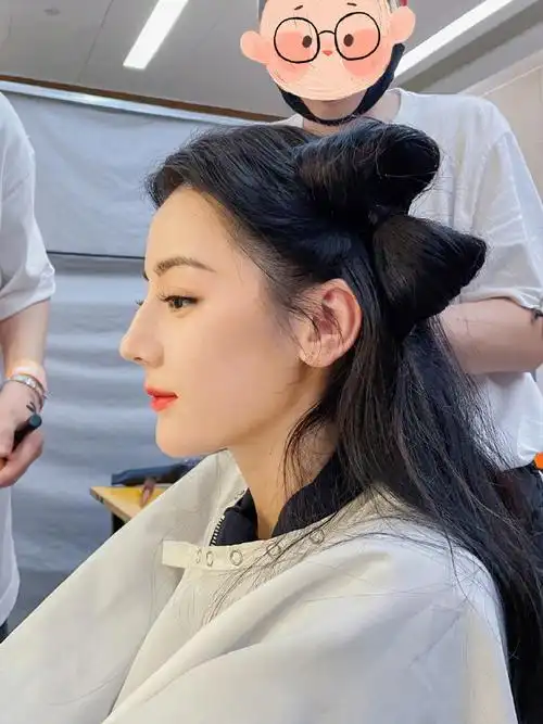 迪丽热巴给自己画腮红#新鲜的@dear-迪丽热巴妆造侧拍掉落,侧脸疗片