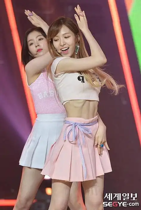 天了噜!韩国女爱豆减肥瘦得打歌肋骨都露出来了