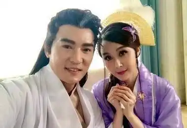 柔媚娇俏,一颦一笑都美得让人挪不开眼,就连第一美男焦恩俊都为之倾倒