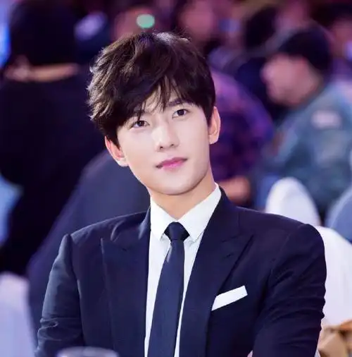 杨洋穿上西装真是诱惑到不行 帅气男神