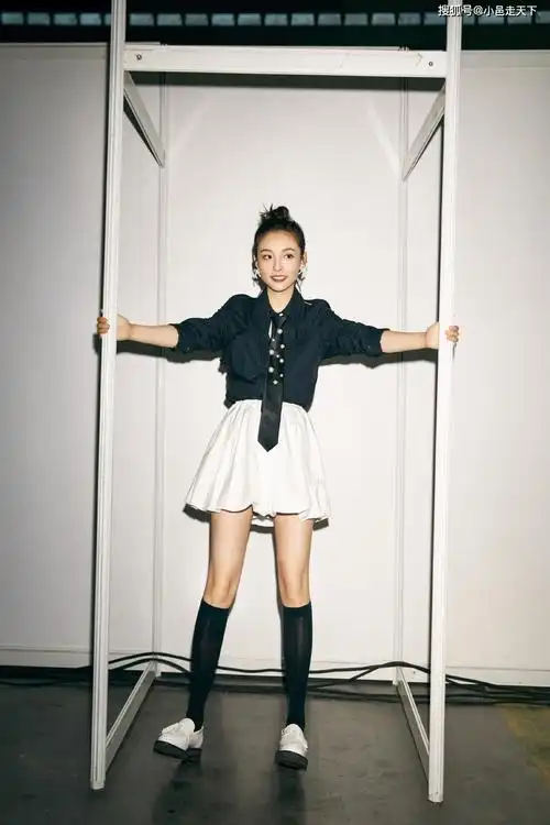 吴倩黑白俏皮套装合集