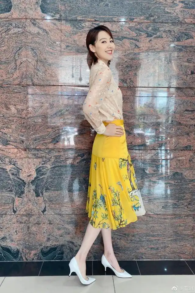 主持人王冠过生日,闺蜜薛佳凝甜蜜送祝福,唐嫣宅家凌晨唱生日歌