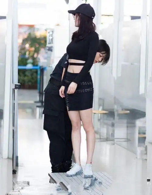 杨幂过安检却意外露出脚踝纹身看清图案我没看错吧