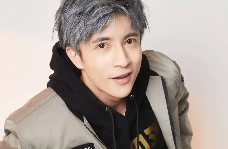 薛之谦的盗摄事件除了粉丝一心帮他说话之外,外人都觉得他是一个不可