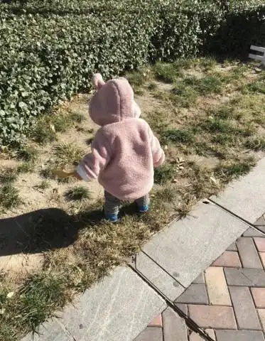 "安陵容"陶昕然晒女儿背影照,软萌可爱讨人喜欢